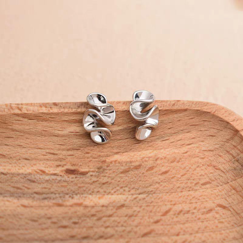 

Niche Style Unique Cream Flower Geometric Earrings for Women Accessible Luxury Fancy Elegant Stud Earrings 2025 New Arrival Best Selling Ear Clip Ear clip