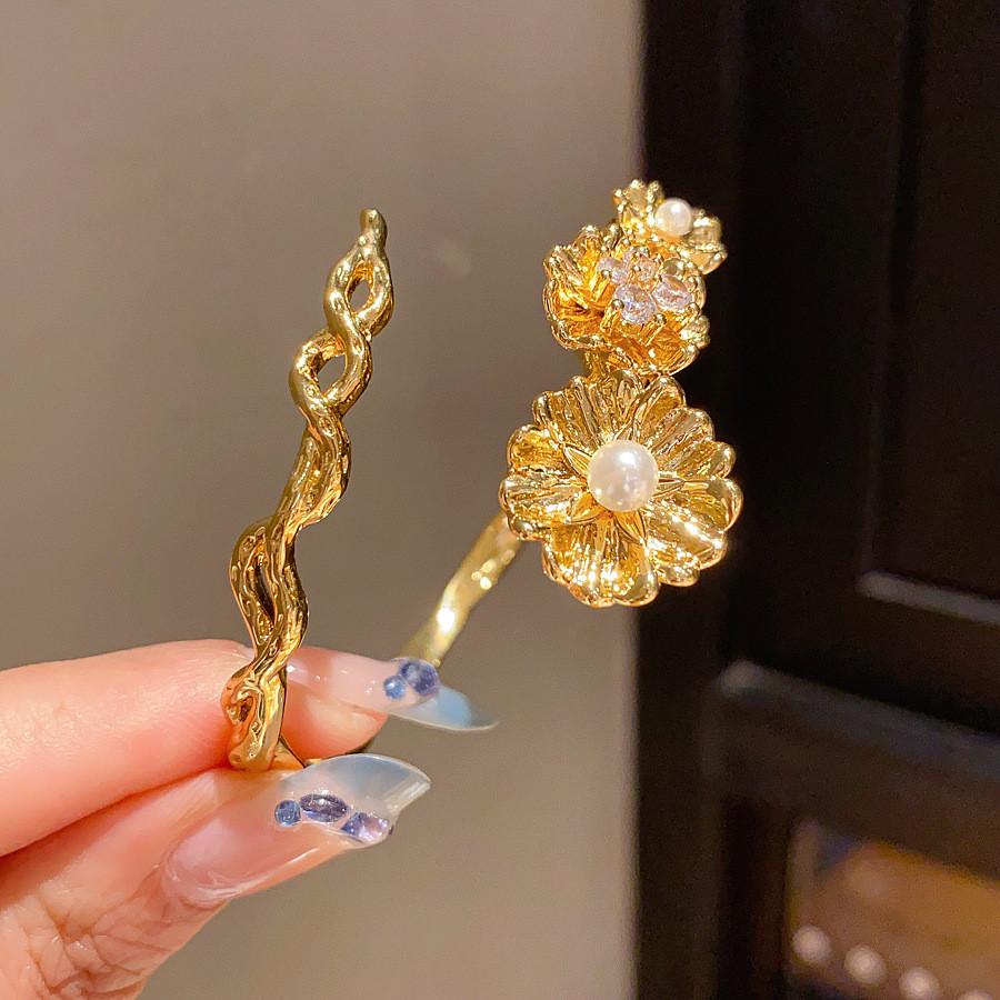 Artistic Floral Zircon Pearl Hand Bracelet With Antique Style For Daily Wear