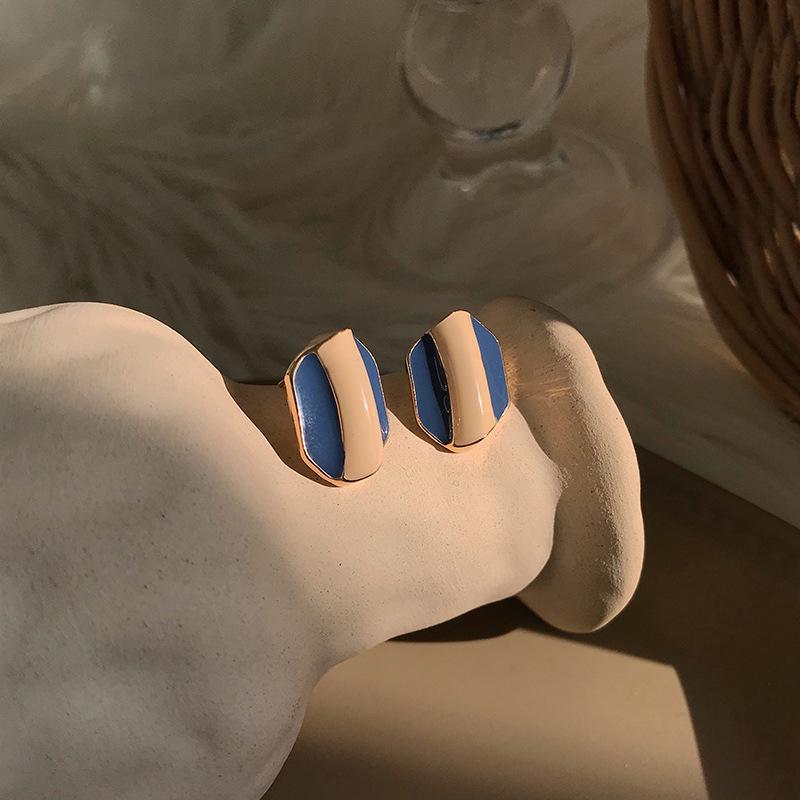 Корейский темперамент, личность, универсальные серьги-гвоздики контрастного цвета, новые ретро-серьги в стиле Гонконга 2025 года