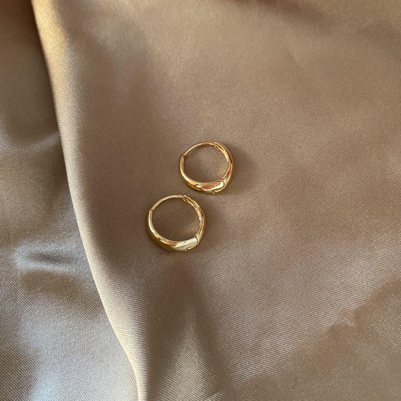 Матовые серьги-кольца: Дизайн в стиле легкой роскоши, нишевый, для женщин, Весна/Осень 2025