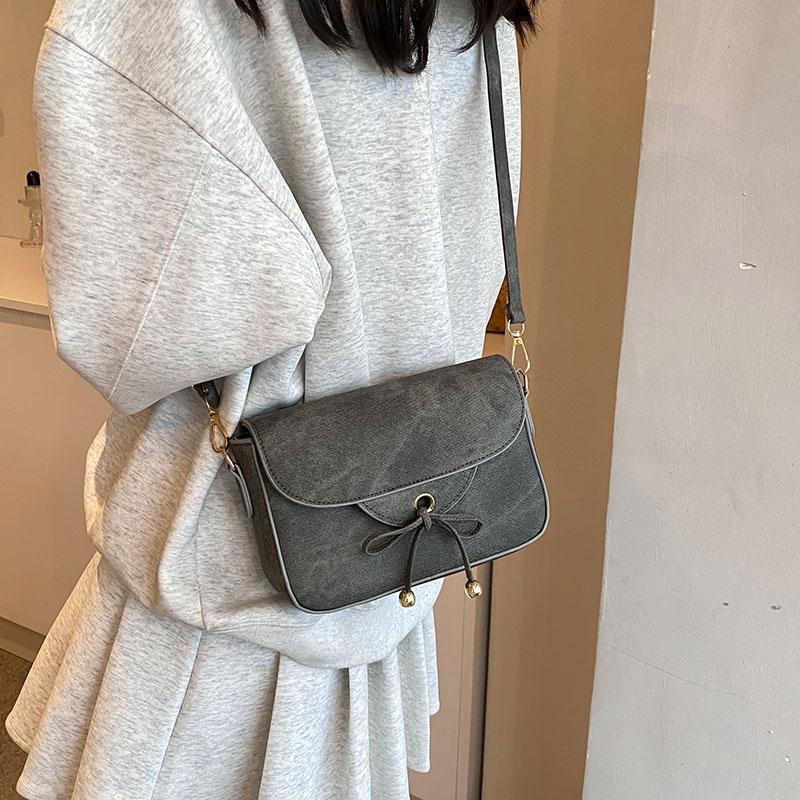 

Модна джинсова невелика квадратна сумка з бантом. Модна сумка через плече. Дизайнерська сумка з штучної шкіри. Жіноча сумка. чорний