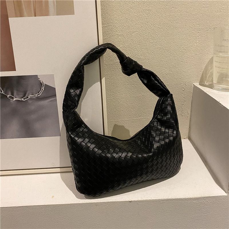 Internet celebrity retro simple bag women 2025 new fashion casual oblique span woven bag shoulder armpit small square bag