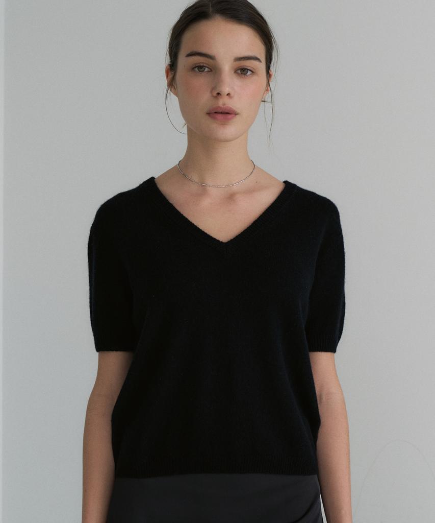 JE NE SAIS QUOI Sheer Cashmere Blended V-Neck Short Sleeve Knit_Black