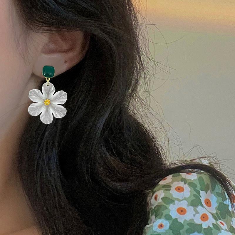Luxury White Flower Charm Square Metal Green Epoxy Drop Earrings for Women Bohemia Romantic Camellia Flower Dangle Earrings