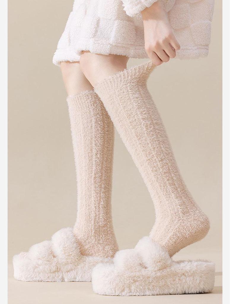 Women's Coral Fleece Calf Socks: Thick, Velvet, Non-Shedding, Warm Sleep Socks for Autumn & Winter.