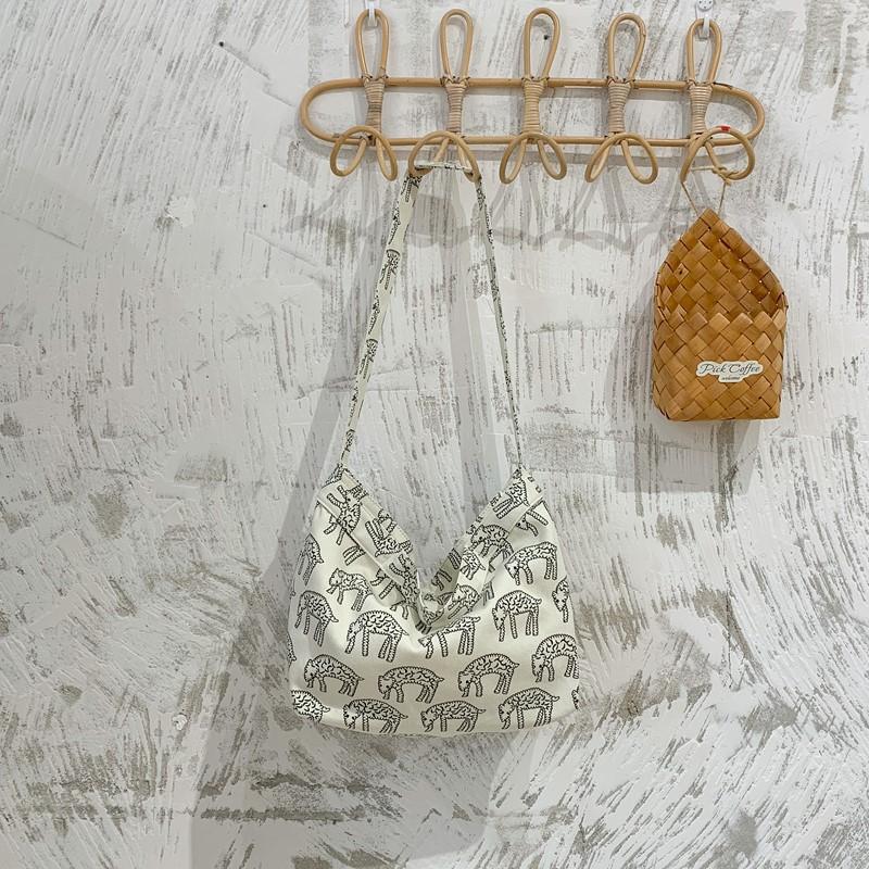 

2025 Summer New Fresh Canvas Bag Women s Fashion Simple Armpit Bag Shoulder Bag Large Capacity Women s Bag for Women on the Street