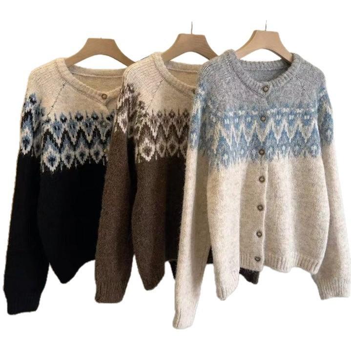 A New Retro Color-blocking Jacquard Sweater Jacket for Women, A Laid-back, Loose and Soft Knitted Cardigan for Autumn and Winter