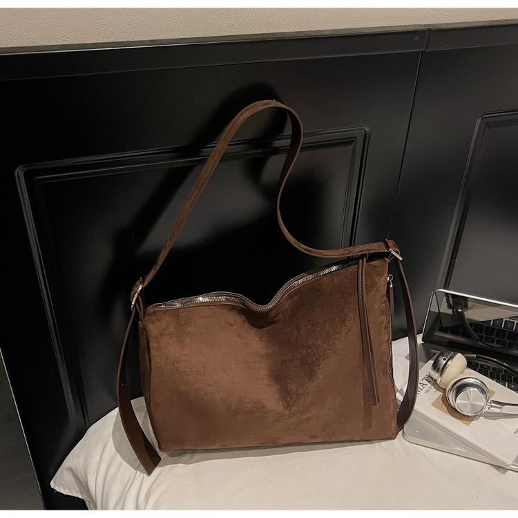 

Ретро большая сумка женская 2025 новая универсальная сумка подмышку сумка-мессенджер для通勤 плечевая сумка новая сумка-тоут осень и зима темно-коричневого