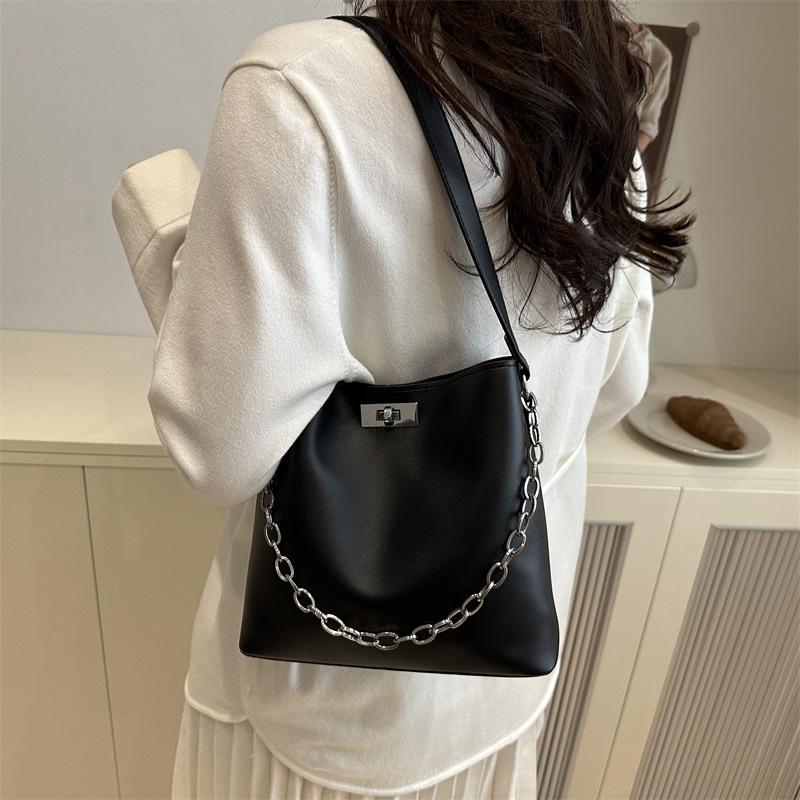 Korean Version of Fashion Chain Underarm Bucket Bag Women's 2025 New Large-capacity Casual Versatile Shoulder Bag