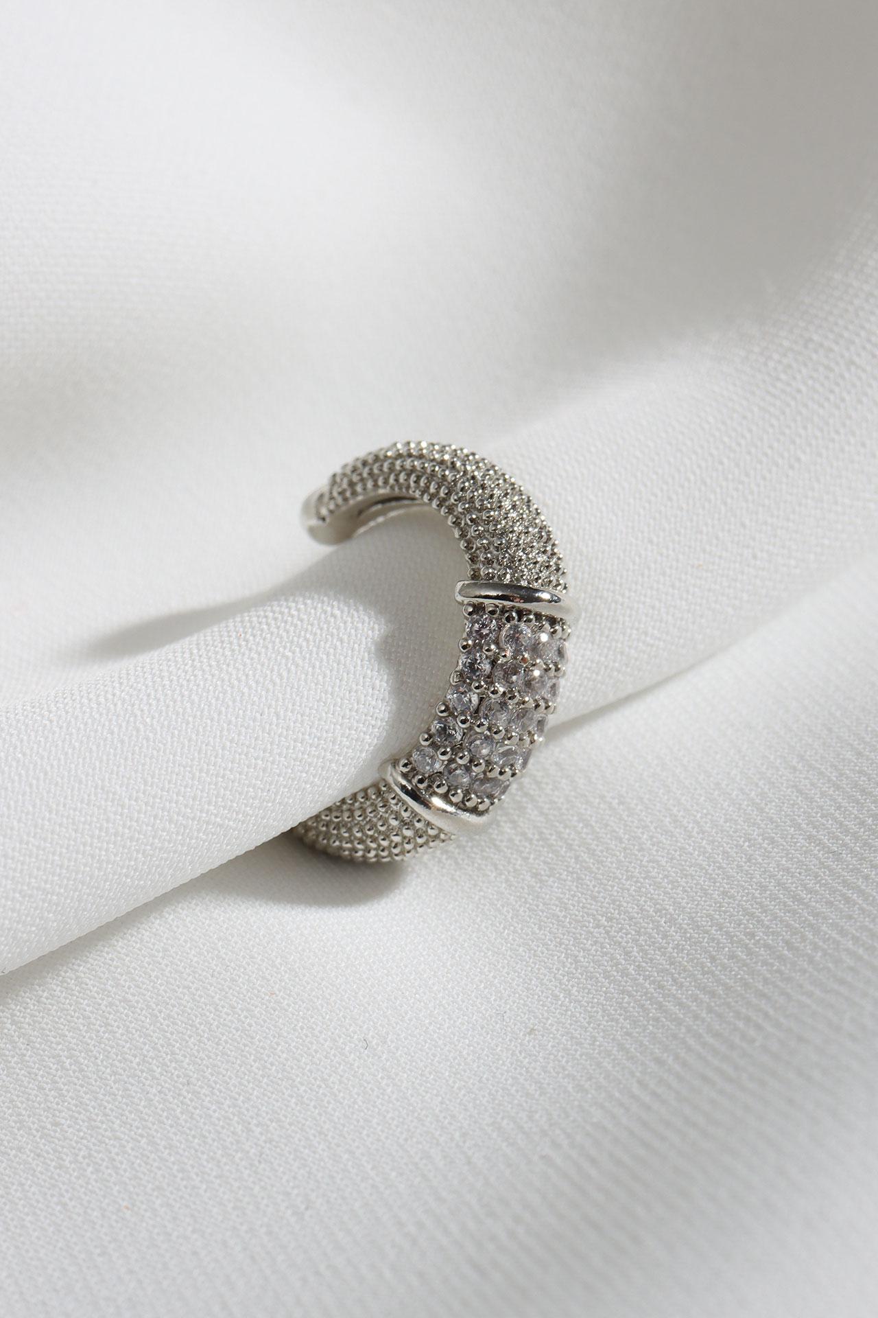 

Серьга из сжатого хряща серебряного цвета с камнем циркон