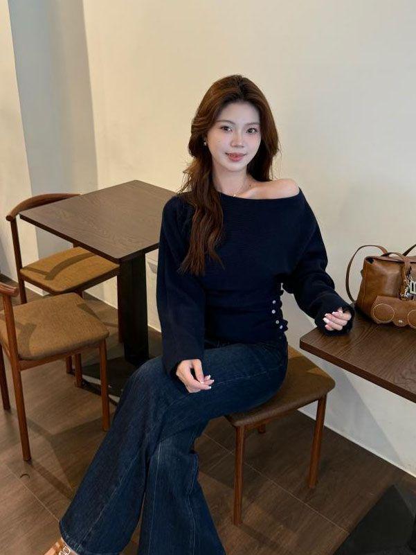 Women's Korean Style One-Shoulder Knitted Sweater - Off-Shoulder, Long-Sleeved, Waist-Slimming Design for Autumn/Winter.