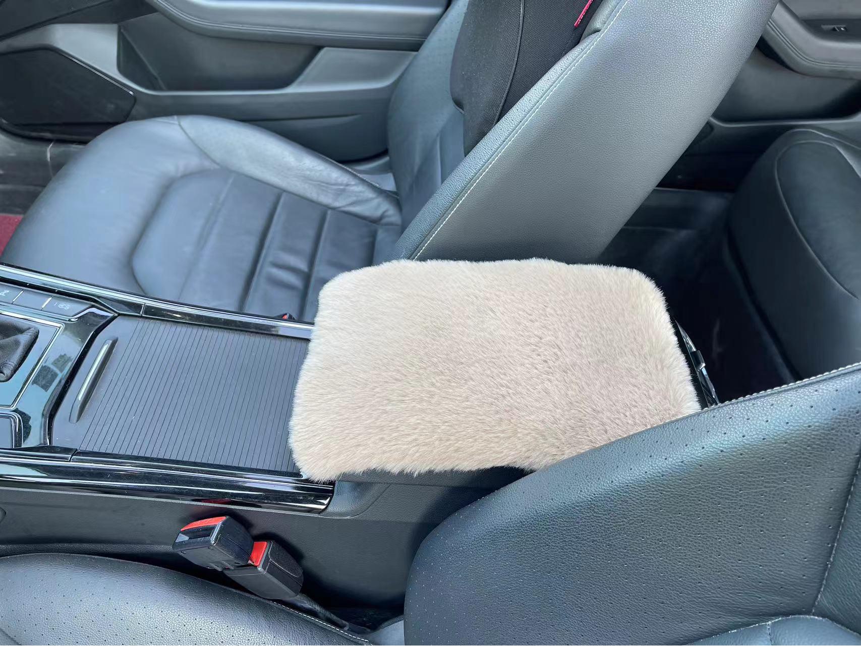 

Накладка на подлокотник автомобиля с имитацией плюшевого кролика - универсальный чехол для украшения интерьера