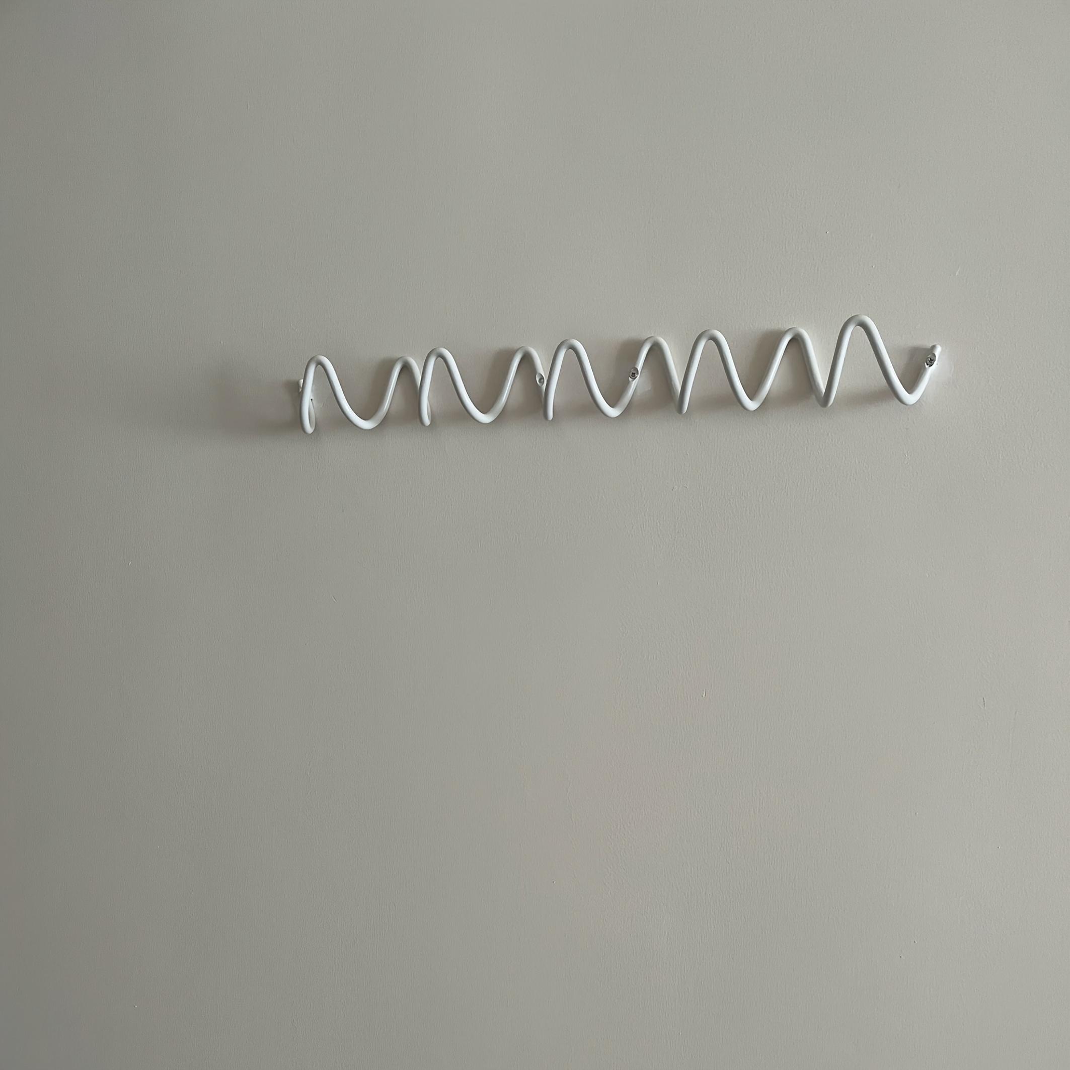 

Креативные металлические настенные крючки с волнообразным дизайном Элегантные красные вешалки для одежды в скандинавском стиле с изящным изогнутым дизайном, Идеально подходят для организации дома, Декор для отеля