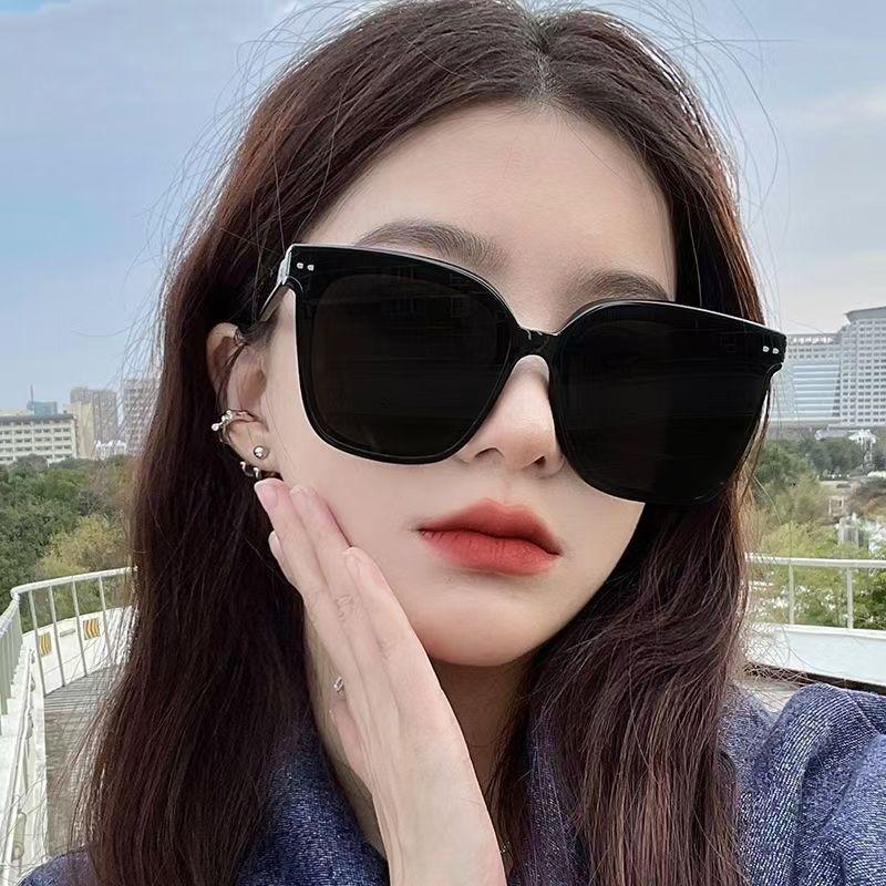 New High End Light Luxury Sunglasses Summer Men Driving Eyeglasses Fashion Women Small Framed Square Eyewear Uv400