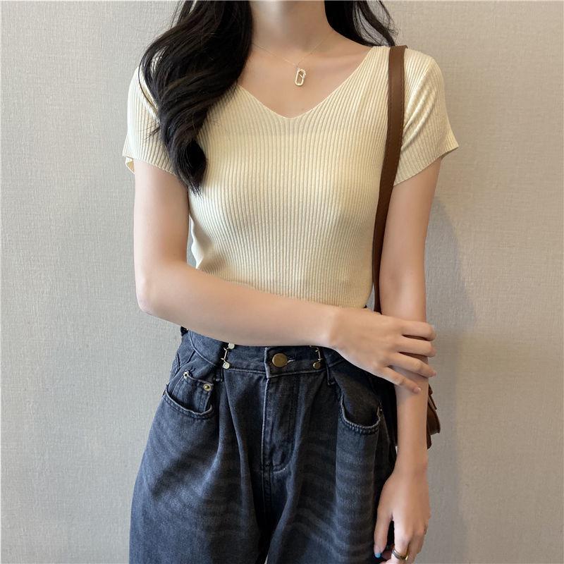 Dámské žluté pletené tričko s krátkým rukávem a výstřihem do V ve stylu léto 2025 – Jedinečný a stylový design