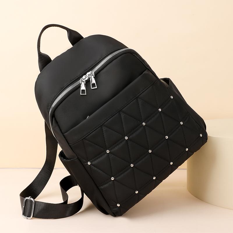 Modischer Rucksack mit Nietendekoration für Damen, großes Fassungsvermögen, einfarbig, Nylon-Rucksack, neue luxuriöse, lässige Reise-Schultertaschen
