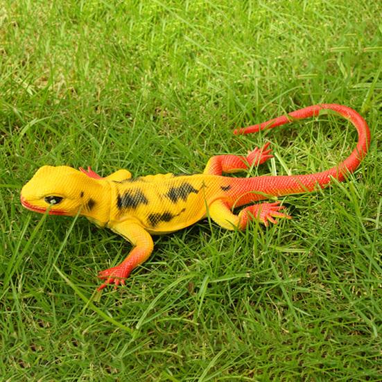 Lizard Model Toy Built-in Whistle Simulated Animal Tricky Vent Toy Solid Model Ornament PVC Reptile Figurine Lizard Squeeze Toy Party Favors