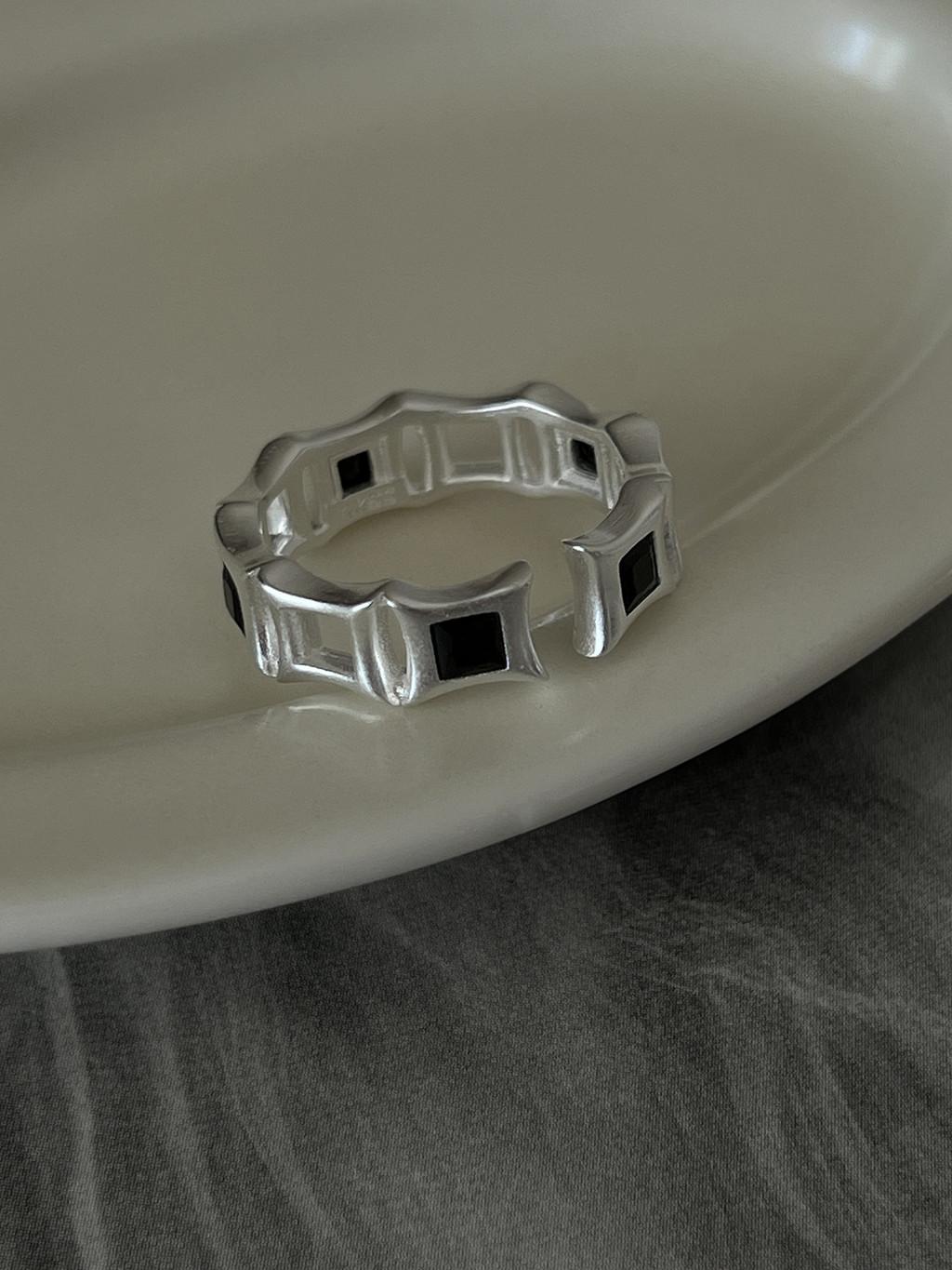 

S925 Sterling Silver Square Zirconia Ring With Unique Geometric Design For Women J6039