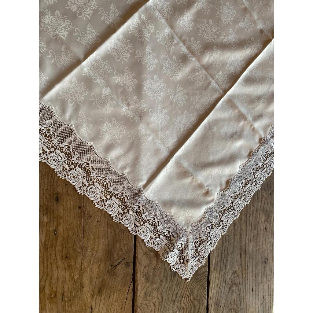 Vivienne Weißes Rosenbouquet Tischläufer/Tischmitte mit Spitzenstickerei (WK2220N1) 90x90cm Tischdecke