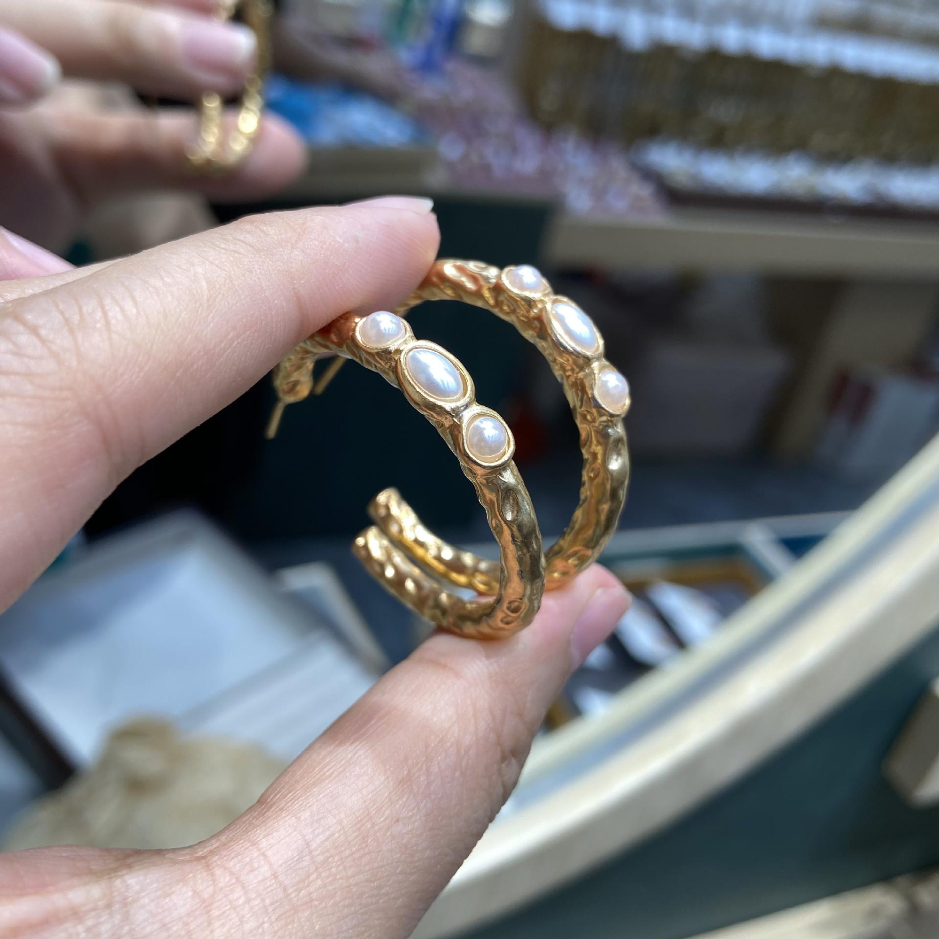 

2025 retro court Hong Kong style C-shaped pearl earrings S925 silver needle stud earrings modern fashionable earrings