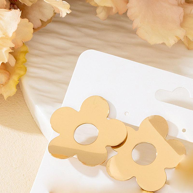 A set of four pairs of golden yellow glossy earrings, flower love, geometric style, simple, elegant and fashionable