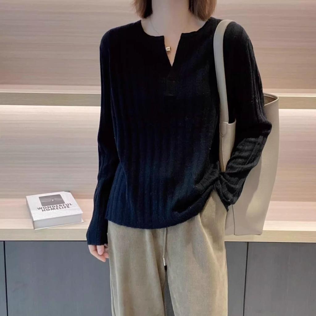 French Retro V-neck Knitted Sweater for Women In Autumn and Winter Slim Fit Long Sleeved Base Shirt for Outerwear