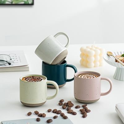 Aangepast Modern Design Wit Kleine matglazen keramische bekers Ongeglazuurde Basis Gespikkelde Koffiemok met Handvat Gespikkelde Keramische Mok