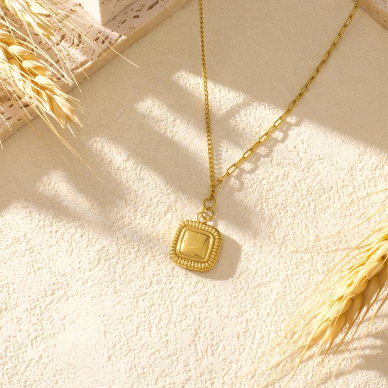 2026 Light Luxury Clavicle Necklace: Retro Flowing Gold, Simple Titanium Steel, Colorfast Design