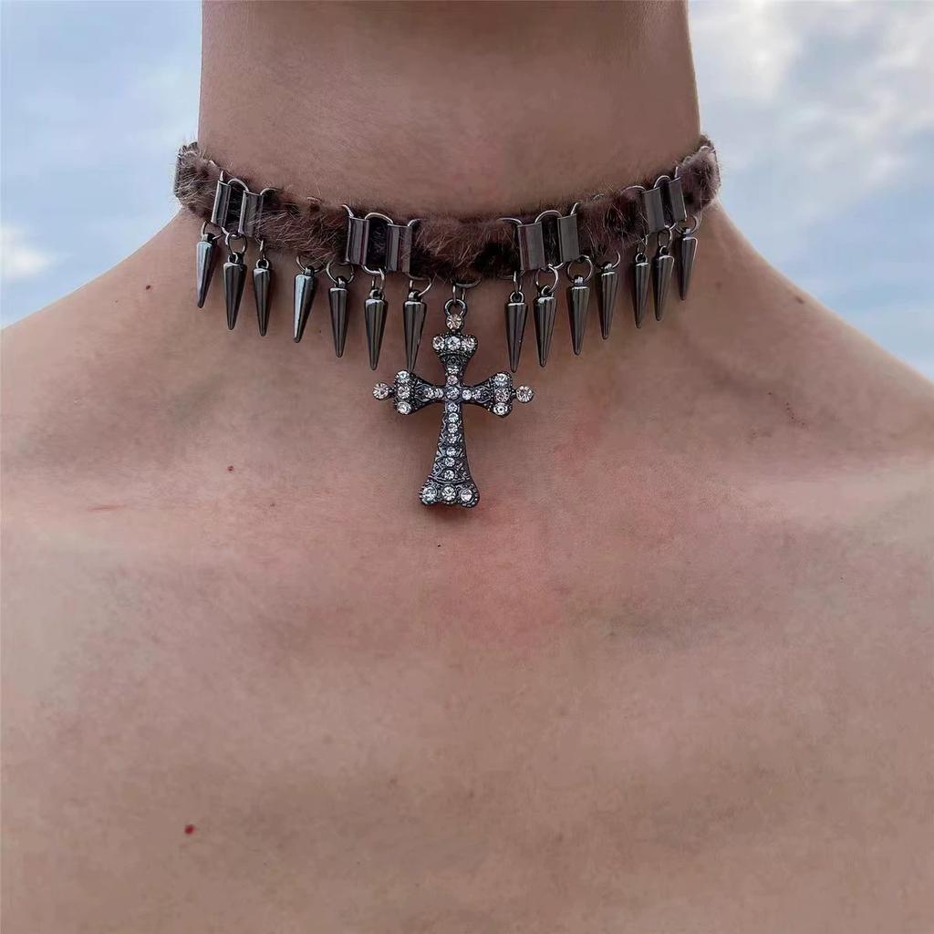 Dark Cross Bead Collarbone Chain Female Heavy Worker Spicy Girl High-end Feeling Sweet Cool Necklace Rivet Hip-hop Accessories