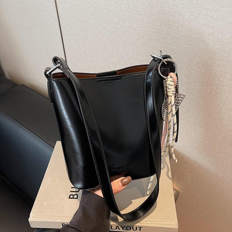 Simple Bag Women's Messenger Bag 2025 New Versatile Bucket Bag Niche Fashion Shoulder Underarm Bag One Piece Delivery