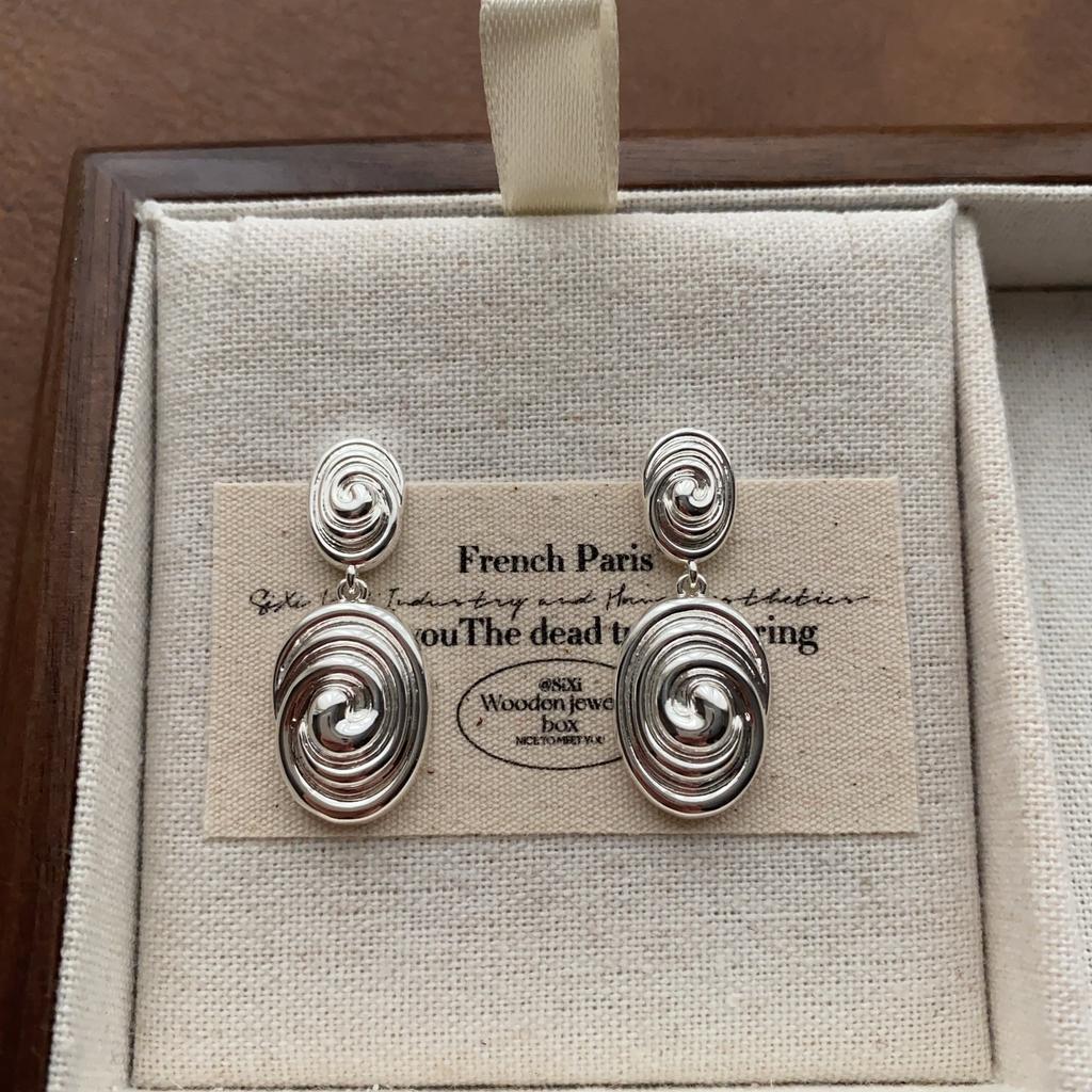Retro Light Luxury Metal Earrings, Earrings, Women's Spiral Shape, Fashionable Personality Design, Advanced Sense, Daily Commuting Earrings