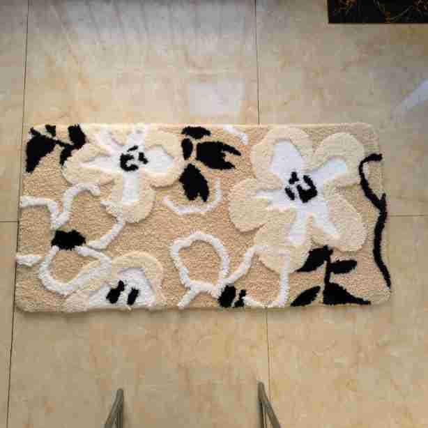 

Daisy Pattern Absorbent Bathroom Mat - Dirt Resistant, Single Needle, Flocked Carpet, Ideal for Home or Bedroom. 40x60 cm