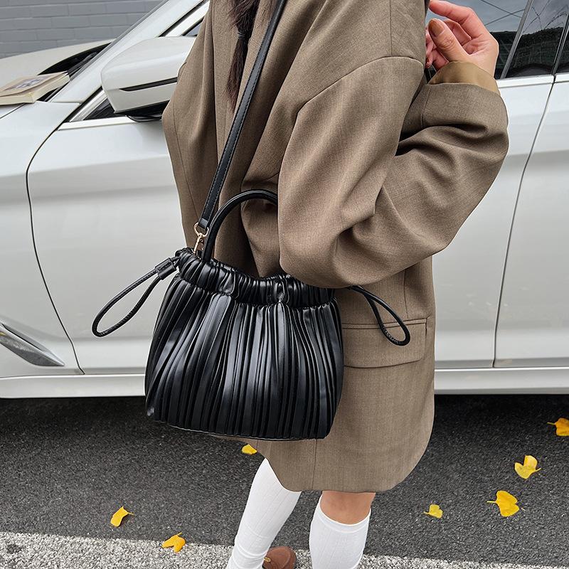 Premium sense hand bag women's 2025 new popular fashion commuter women's bag retro shoulder messenger bucket bag