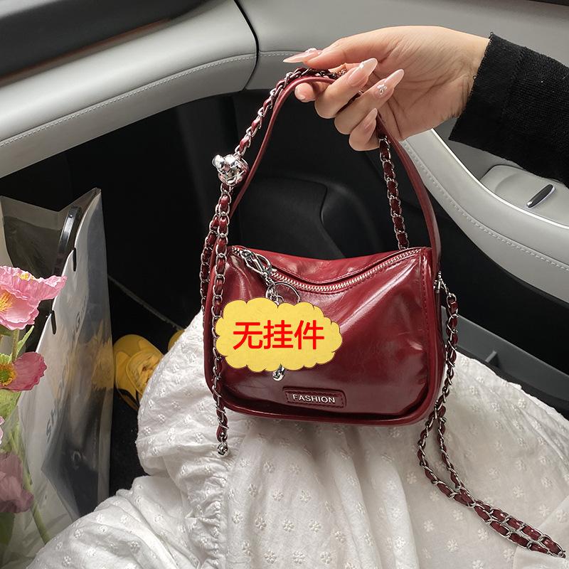 

Super fire small bag women s 2025 new spring and summer women s fashion popular chain messenger bag versatile portable small square bag no specification