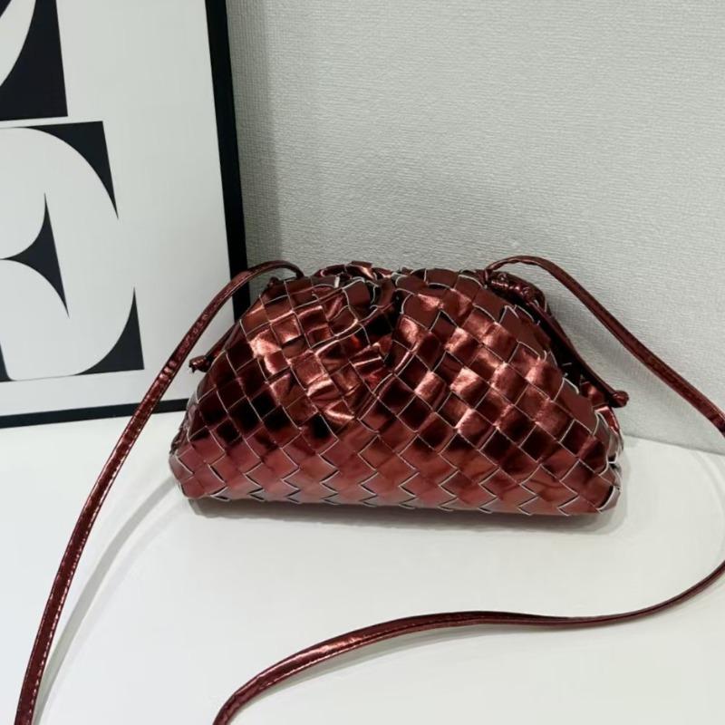 Neue plissierte gewebte Wolkentasche Nische Knödeltasche Windclip Weichleder Umhängetasche Wind