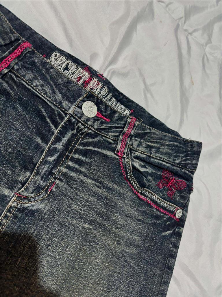 Minifalda Vaquera Retro Y2K Bordada con Mariposas - Lavada, Ajustada a la Cadera, Estilo Urbano Chica Picante