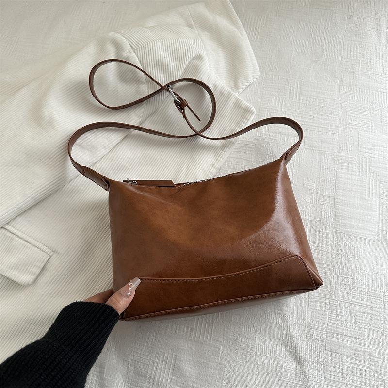 

New fashionable high-value large-capacity tote bag women s 2025 new commuting shoulder bag casual messenger bag коричневый