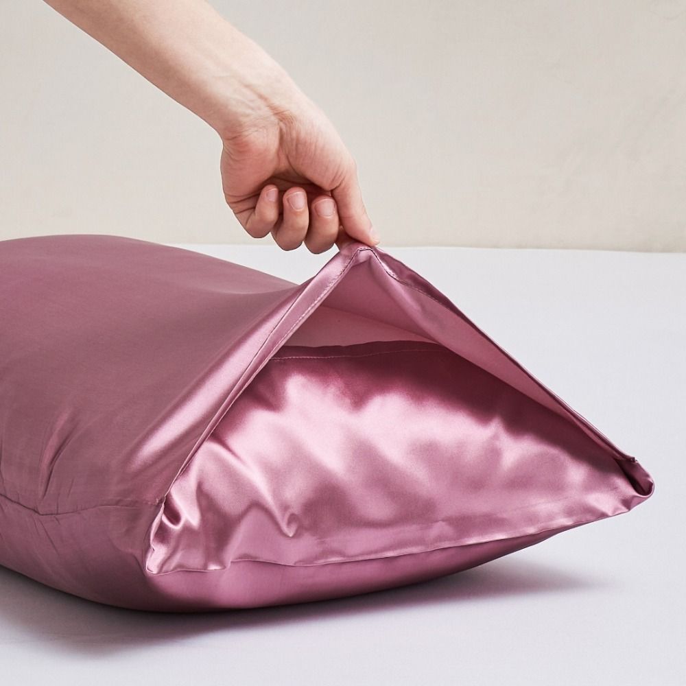 

2pcs 20 x 26 Silk Satin Pillowcase Breathable Pillow Cases Soft Silky Pillow Cover Women Standard 20 x 26 in темно-рожевого кольору