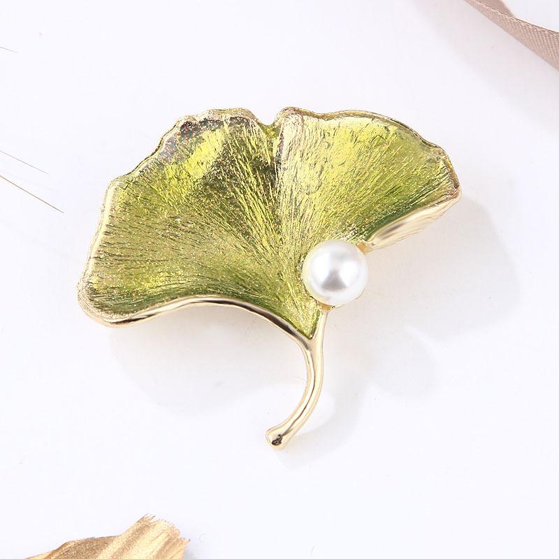 Natural Pearl High Quality Ginkgo Leaf Coat Brooch Fashion Zirconia Corsage Fashion Coat Pin Designer Brooch Mini Bobby Pins Perfect Gift for Couples