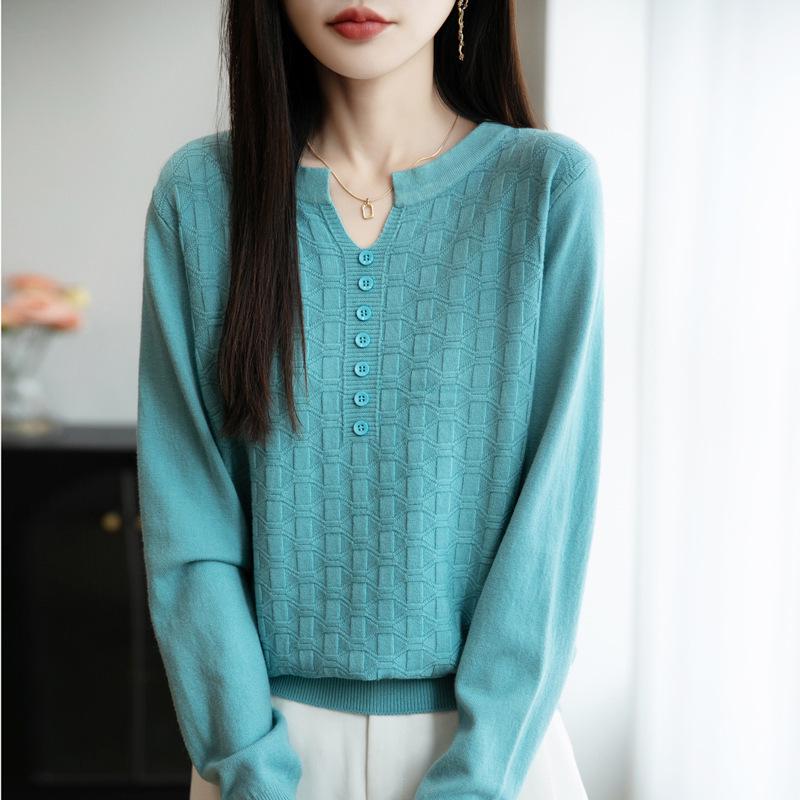 New Andy Velvet V-Neck Seven-Button Jacquard Knit Pullover: Stunning Autumn & Winter Women's Base Layer Shirt.