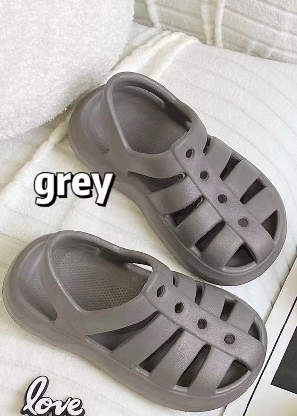 Children's Roman Sandals Boys and Girls Kindergarten Summer Soft-soled Hole Shoes Beach Shoes Bag Head Non-slip Classmates