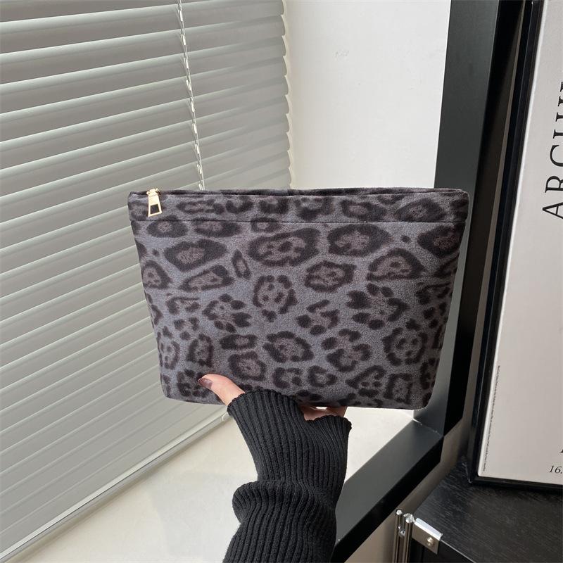 Simple fashion trend small square bag women 2025 new retro trend clutch bag simple large capacity wallet