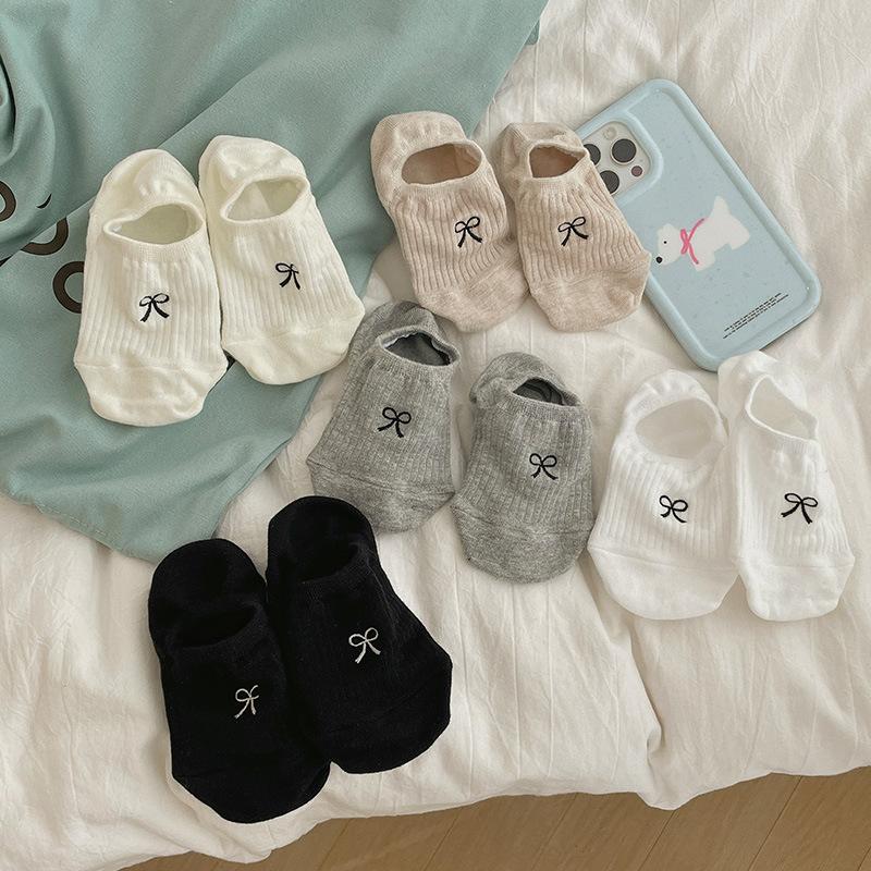 Spring and Summer Solid-color Bow-embroidered Silicone Anti-slip Invisible Socks for Women, Shallow and Non-falling Heel Boat Socks