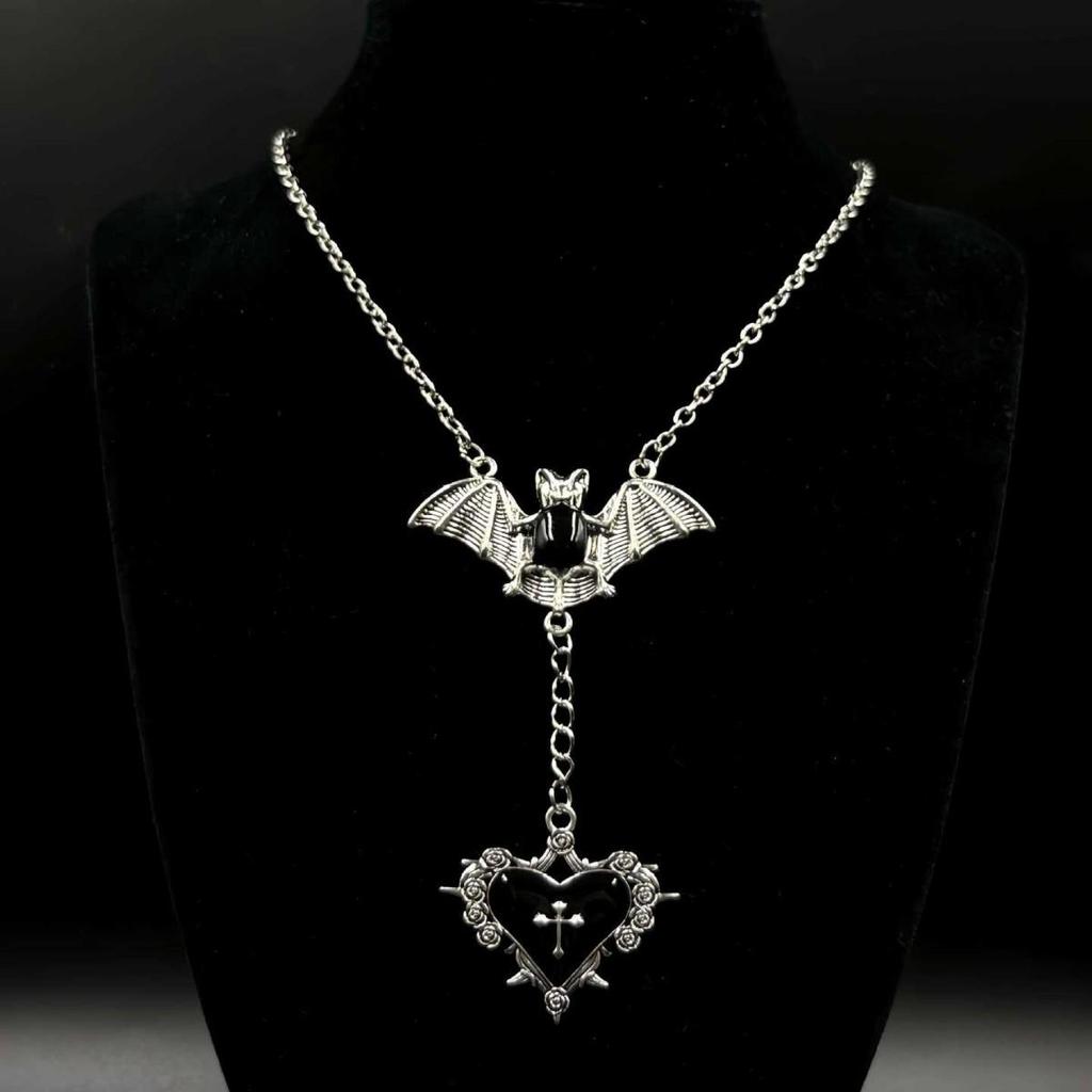 European & American Gothic Punk Bat Heart Pendant Necklace - Halloween Street Fashion for Stylish Girls