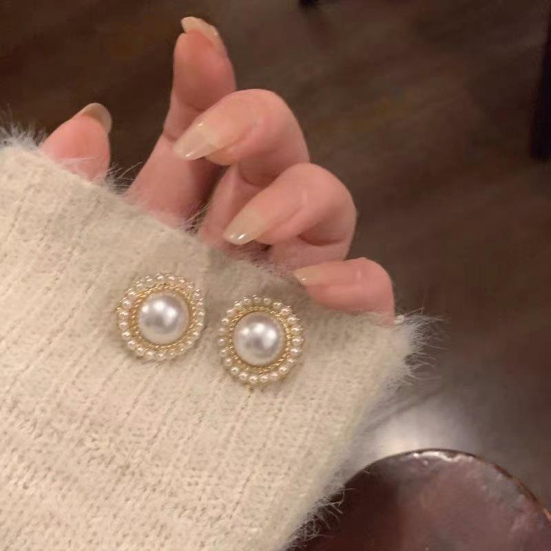 French elegance, high-end pearl super fairy stud earrings, personalized design, niche temperament, versatile and sweet earrings.