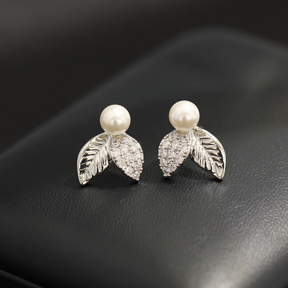 New product sweet and exquisite niche stone leaf earrings temperament versatile black and white imitation pearl silver needle small stud earrings wome
