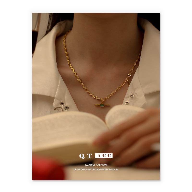18K Gold Plated Korean Retro Curved Chain Necklace with Emerald Zircon for Women (Autumn/Winter)