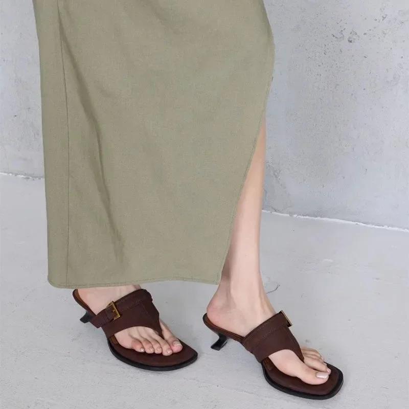 Móda 2025 Nové francouzské malé cool nazouváky se čtvercovou špičkou, stiletto pantofle pro ženy