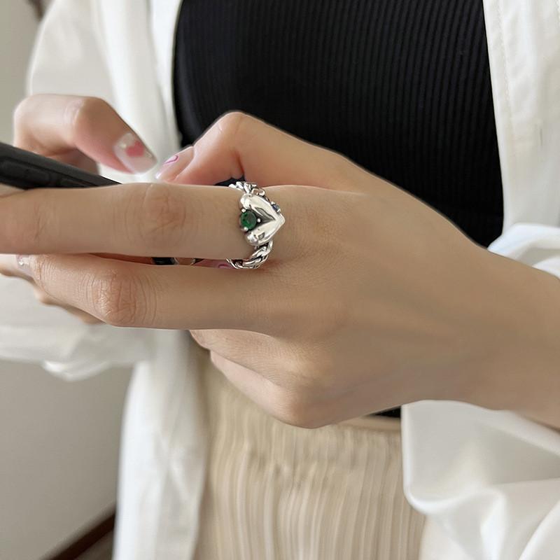 Vintage Heart Fashionable Design Adjustable Ring For Women With Beautiful Gemstone Green