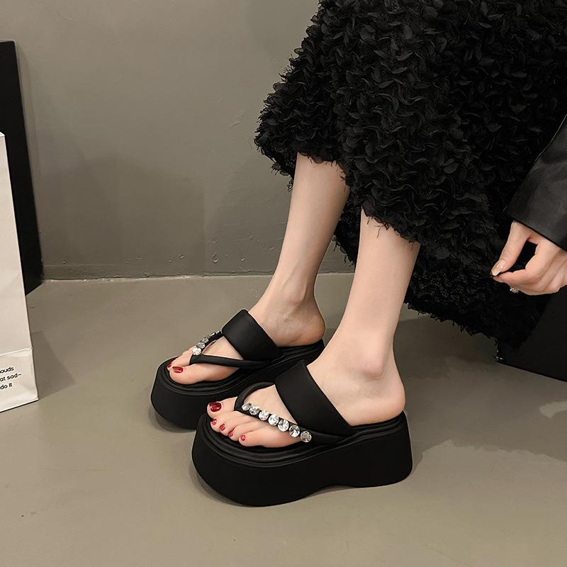 Beautiful thick-soled toe cool slippers women's summer wear 2025 new versatile rhinestone flip-flops non-slip beach shoes